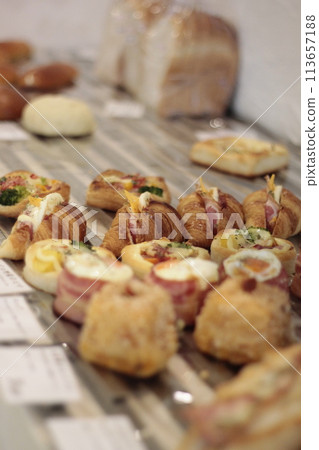 時尚麵包店裡擺著羊角麵包三明治和熟食麵包 113657188