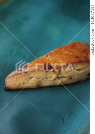 藍色背景上有令人垂涎欲滴的水果的麵包 113657192