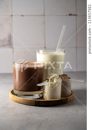 Protein powder and protein drinks, with scoops. Food supplement, bodybuilding, fitness and sport Protein powder and protein drinks, with scoops. Food supplement, bodybuilding, fitness and sport 113657981