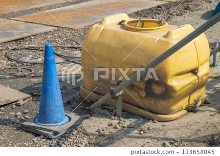 Construction site: cleaning nozzle and tanker tank 113658045