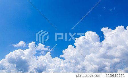 盛夏藍天出現的積雨雲 113659251