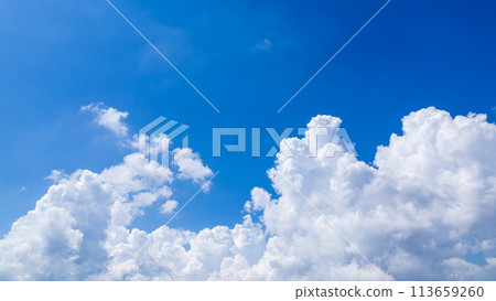 Cumulonimbus clouds that appeared in the blue sky in midsummer 113659260