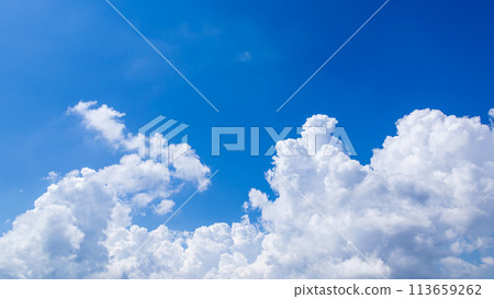 Cumulonimbus clouds that appeared in the blue sky in midsummer 113659262