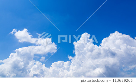 Cumulonimbus clouds that appeared in the blue sky in midsummer 113659265