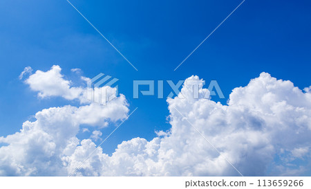 盛夏藍天出現的積雨雲 盛夏藍天出現的積雨雲 113659266
