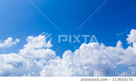 Cumulonimbus clouds that appeared in the blue sky in midsummer 113659278