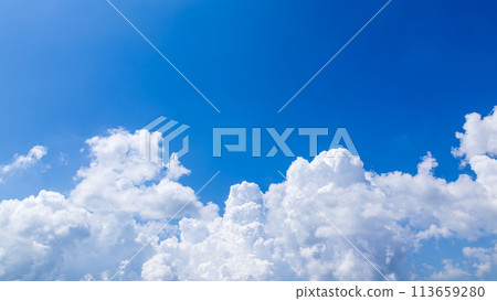 Cumulonimbus clouds that appeared in the blue sky in midsummer 113659280