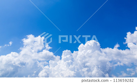盛夏藍天出現的積雨雲 盛夏藍天出現的積雨雲 113659282