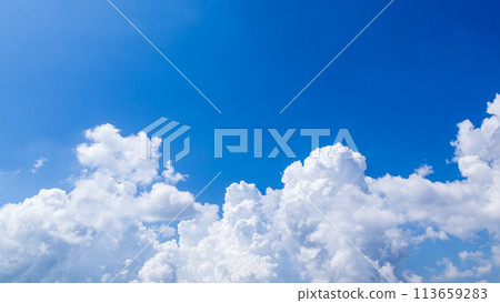 盛夏藍天出現的積雨雲 盛夏藍天出現的積雨雲 113659283