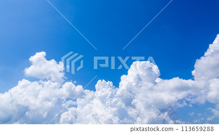 Cumulonimbus clouds that appeared in the blue sky in midsummer 113659288