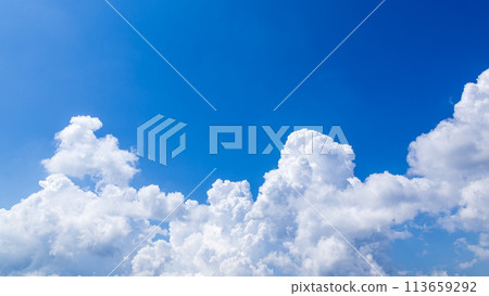 盛夏藍天出現的積雨雲 113659292