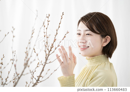 美麗的櫻花花蕾和微笑的女人 美麗的櫻花花蕾和微笑的女人 113660483