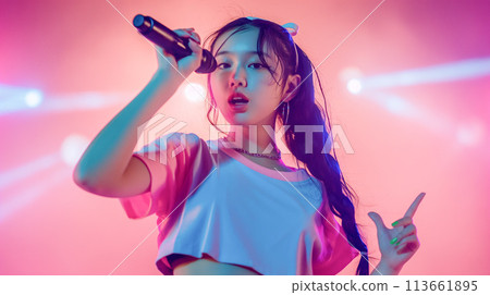 一個女孩用麥克風表演 一個女孩用麥克風表演 113661895