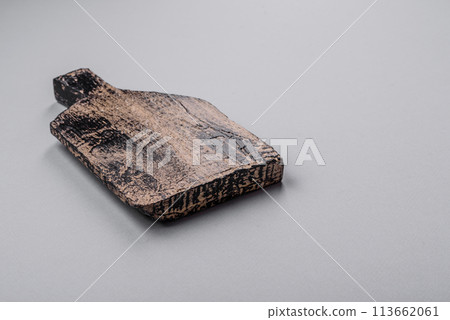 Empty wooden cutting board on gray textured concrete background Empty wooden cutting board on gray textured concrete background 113662061