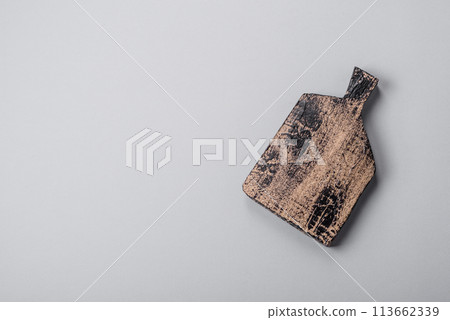 Empty wooden cutting board on gray textured concrete background Empty wooden cutting board on gray textured concrete background 113662339
