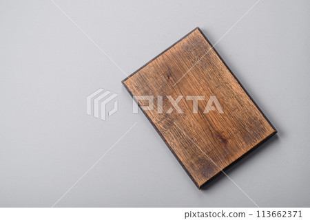 Empty wooden cutting board on gray textured concrete background 113662371