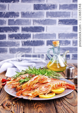 boiled shrimps with fresh lemon and dill 113665348