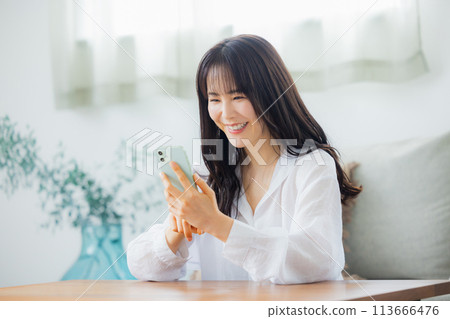 觀看智能手機的婦女 113666476