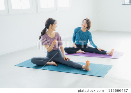 在瑜珈館做瑜珈的女人 在瑜珈館做瑜珈的女人 113666487