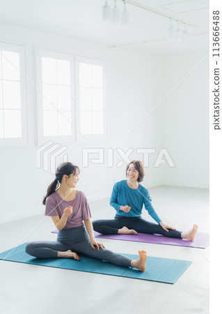 在瑜珈館做瑜珈的女人 113666488