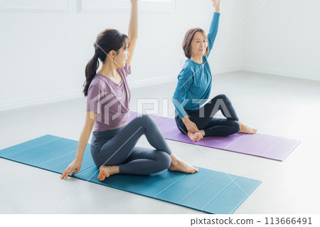 在瑜珈館做瑜珈的女人 113666491