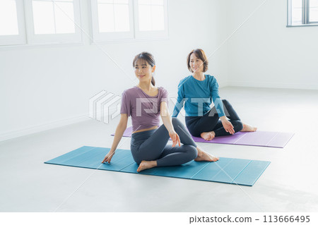 在瑜珈館做瑜珈的女人 在瑜珈館做瑜珈的女人 113666495