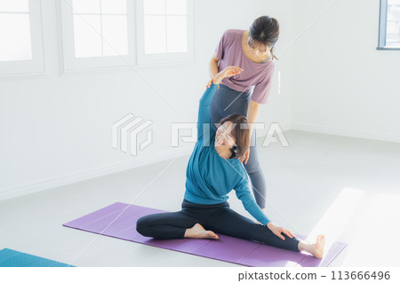 在瑜珈館做瑜珈的女人 在瑜珈館做瑜珈的女人 113666496
