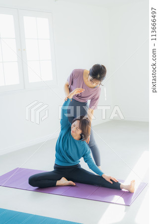 在瑜珈館做瑜珈的女人 在瑜珈館做瑜珈的女人 113666497