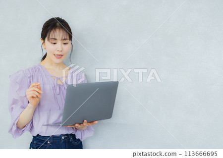 Casual business woman Casual business woman 113666695