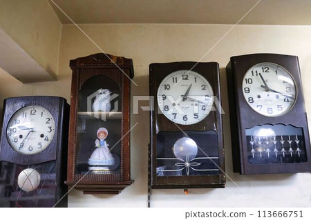 Retro wall clock 113666751