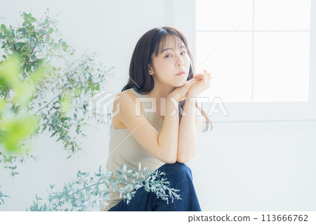 年輕婦女伸展 113666762