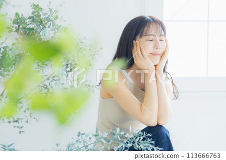 年輕婦女伸展 113666763