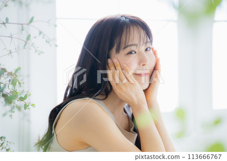 Young women stretching 113666767