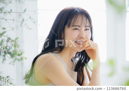 年輕婦女伸展 年輕婦女伸展 113666768