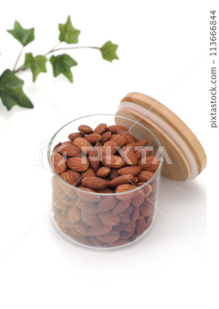 Delicious looking almonds 113666844