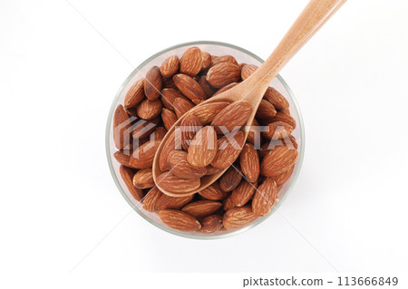 Delicious looking almonds 113666849
