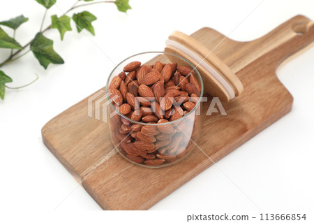 Delicious looking almonds 113666854