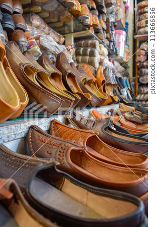 Traditional Rajasthan shoes of different colors in street markets. 113666856