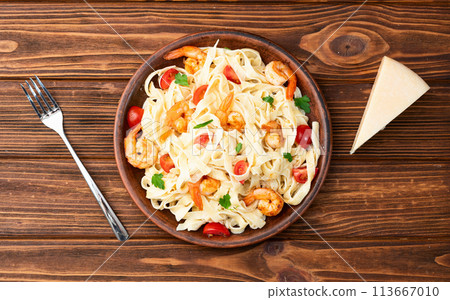 Italian pasta with shrimps , parmesan and tomatoes 113667010