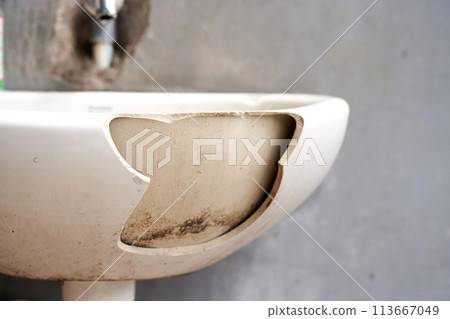 An old dirty broken ceramic sink in the cafeteria outside. 113667049