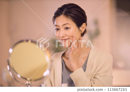 中年婦女夜間護膚 中年婦女夜間護膚 113667283