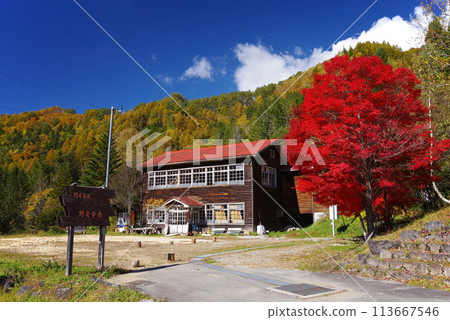 Autumn scenery at Nomugi Gakusha in Takane-cho, Takayama City 113667546