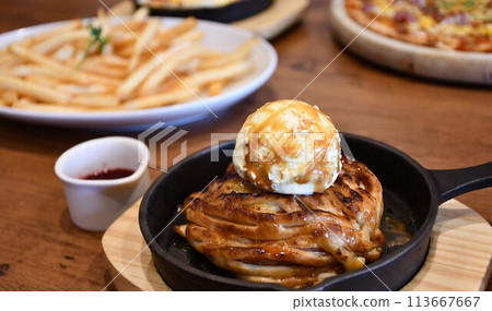 橄欖之丘新鮮出爐的蘋果派 113667667