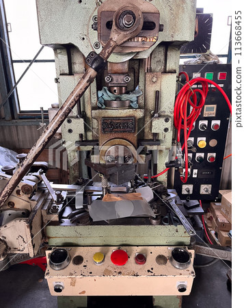 Press machine processing 113668455