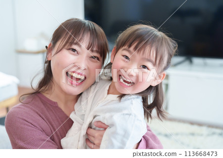 父母和孩子用智慧型手機自拍。 113668473