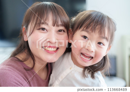 父母和孩子用智慧型手機自拍。 113668489