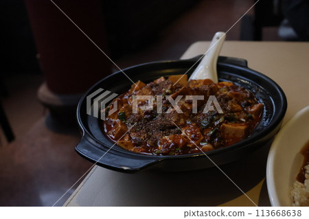 桌上放著一盤看起來很辣的麻婆豆腐 桌上放著一盤看起來很辣的麻婆豆腐 113668638