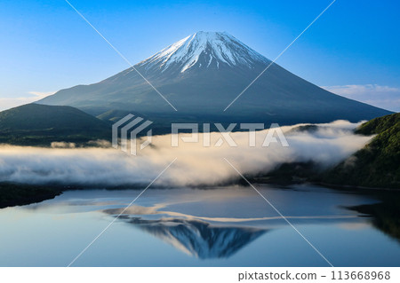 顛倒的本栖湖富士山梨縣 113668968