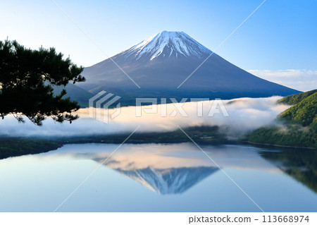 顛倒的本栖湖富士山梨縣 113668974