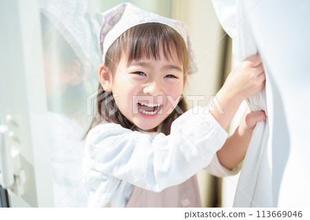 Portrait of a girl wearing a triangular hat 113669046